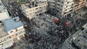 عکس/ تجمع فلسطینی‌ها در محل حمله اسرائیل به یک مسجد در رفح