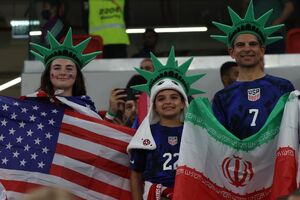 عکس/ هواداری با پیراهن آمریکا و پرچم ایران!