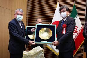 بازدید وزیر ژاپنی از نمايشگاه ايران زيبا