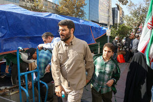 عکس/ حضور مداح معروف در تجمع مردم تهران