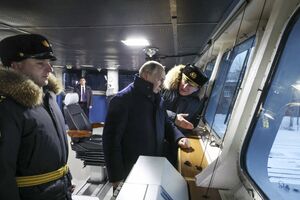 عکس/ بازدید پوتین از ۲ زیردریایی هسته‌ای جدید روسیه