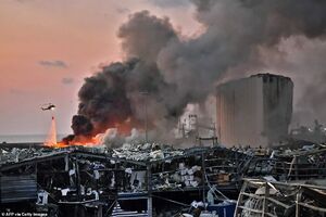 فیلم/ خاموش‌کردن آتش انفجار بیروت با بالگرد