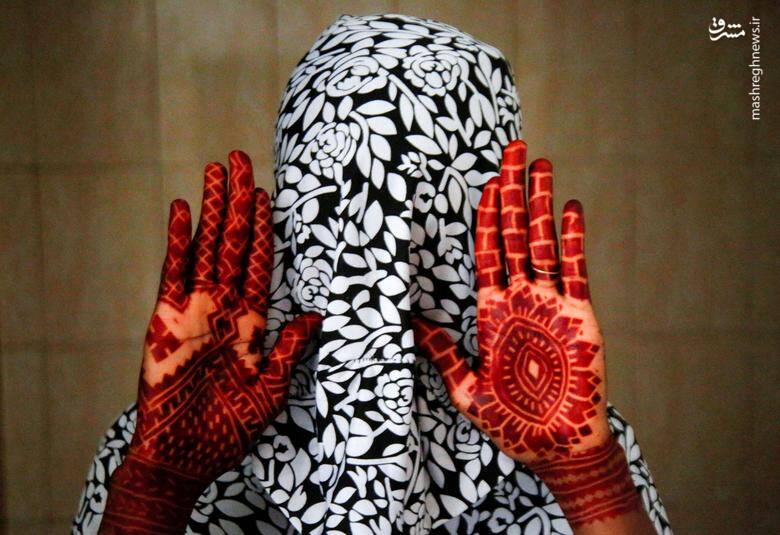 به مناسبت عید قربان یک زن مسلمان دستان خود را حنا گذاشته است./ ساحل عاج