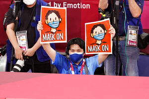 عکس/ راهکار ژاپنی‌ها برای عکس یادگاری قهرمانان بدون ماسک