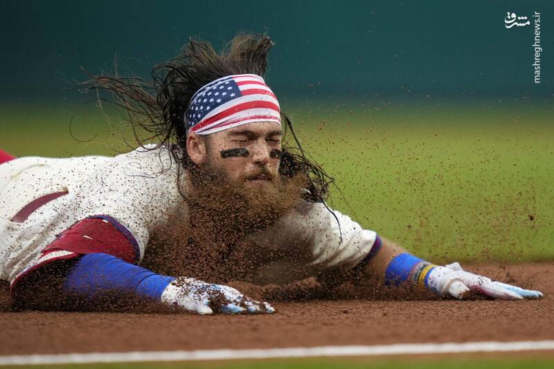 زمین خوردن یکی از شرکت کنندگان در مسابقات بیسبال در فیلادلفیا _ آمریکا