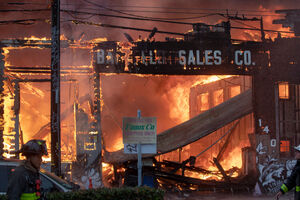 فیلم/ آتش سوزی در ساختمانی تجاری در هالیوود