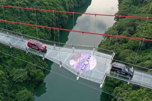 عکس/ افتتاح طولانی‌ترین پل شیشه‌ای جهان
