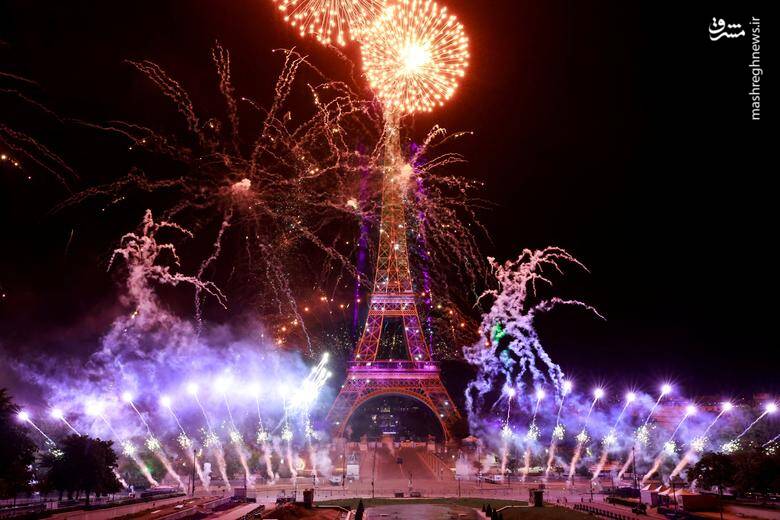 آتش بازی در اطراف برج ایفل در طول جشن بزرگداشت روز باستیل در پاریس _ فرانسه