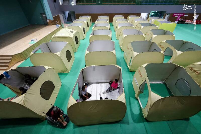 اسکان مردم در چادر‌ها یک پناهگاه بر اثر وقوع سیل و رانش زمین - کره جنوبی
