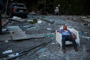 عکس/ استراحت یک لبنانی در خون