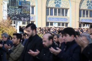 عکس/ پیراهن مشکی بر تن نمازگزاران تهران