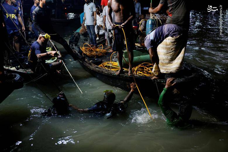 غواصان برای نجات جان سرنشینان یک قایق غرق شده در رودخانه‌ای نزدیکی داکا _ بنگلادش به آب زدند.