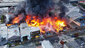 عکس/ ادامه آتش سوزی سریالی در آمریکا