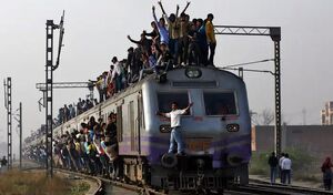 عکس/ قطارهایی که هندی‌ها را به مقصد می‌رسانند!