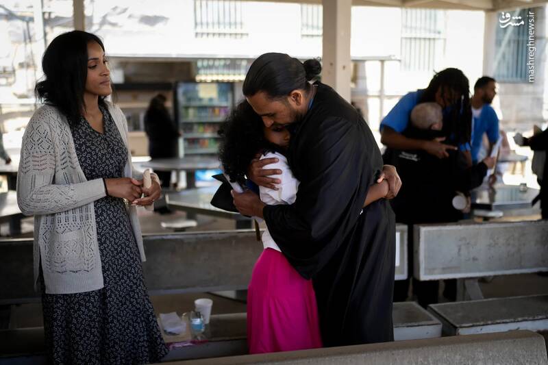 جرالد ماسی فارغ التحصیل زندانی دخترش گریس را در آغوش می‌گیرد./ فولسوم _ کالیفرنیا